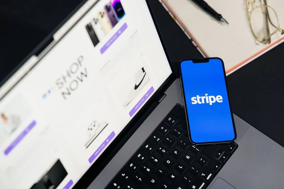 Un espace de travail contemporain mettant en scène un ordinateur portable, une tablette et des smartphones, idéal pour un usage tech et freelance.